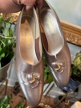 CALIFORNIA MAGDESIANS Vintage Pumps
